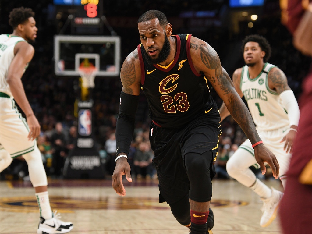 湖人首轮出局 詹姆斯回应未来计划 詹姆斯的职业生涯:始于巅峰,持续稳定