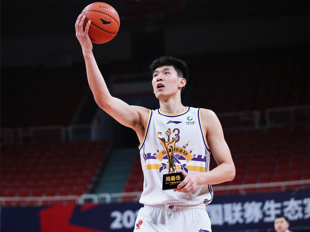 杨瀚森:本赛季周最佳次数最多的国内新星 总结来看,杨瀚森作为本赛季荣膺“周最佳”